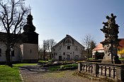 Žumberk – kostel Všech Svatých a dvůr z náměstíčka, pohled směrem k hradu