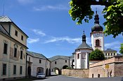 Manětín – vlevo zámek, vpravo kostel sv. Jana Křtitele propojený chodbou
