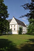 Bartošovice – jižní křídlo zámku, obsahující starší tvrz