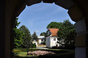 Bartošovice – pohled od zámku na bývalý hospodářský dvůr
