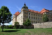 Louka – Nový zámek (klášter)