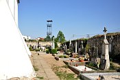 Nosislav – hřbitov u kostela, vpravo v pozadí bašta