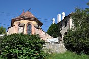 Staré Hrady – zámecký kostel sv. Jana Křtitele (pohled ze silnice od V)