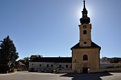 Omlenička – kostel a zámek