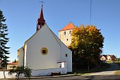 Slavkov – kostel a tvrz