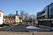 Dolní Břežany – zámek od výzkumného centra ELI