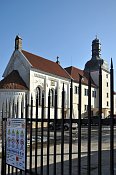 Dolní Břežany – nepřístupný areál zámku přes mříže