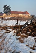 Bl jezd  tvrz od vstupu do zemdlskho arelu