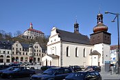 Náchod – zámek z Masarykova náměstí, vpravo kostel sv. Vavřince