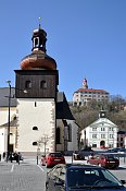 Náchod – zámek z Masarykova náměstí, vlevo kostel sv. Vavřince