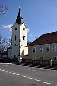 Dolní Počernice – kostel a starý zámek ze silnice