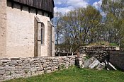 Lidéřovice – kostel sv. Linharta, kostnice a ohradní zeď u presbyteria