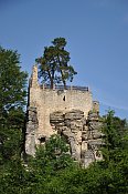 Valdštejn – starý hrad z cesty pod ním od JV