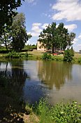 Slezské Pavlovice – zámek přes rybník