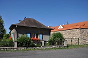 Libouchec – domek s modrými okenicemi u dvora
