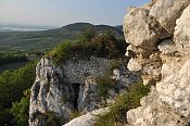 Sirotčí hrádek – severní skalisko z hlavní části hradu