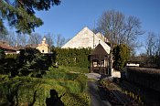 Rychmburk – zahrada před hradem, v pozadí pivovar