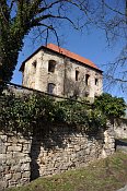 Košumberk – palác ze silnice pod hradem