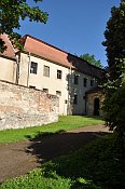 Ploskovice – hospodářské budovy JZ od zámku
