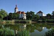Blažim – kostel a sýpka přes rybník