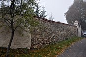 Putim – ohradní zeď na východní straně