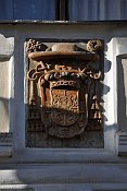 Louňovice pod Blaníkem – znaková deska nad portálem