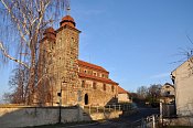 Tismice – románský kostel, vpravo za ním místo tvrze