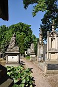 Hořice – náhrobky na hřbitově u kostela