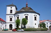 Cerekvice nad Bystřicí – kostel Zvěstování P. Marie, vpravo zámek