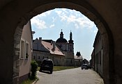 Hradiště – pohled ke klášteru a do Křižovnické ulice vstupní branou