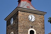 Droužkovice – detail zvonice se zazděnými střílnami v úrovni hodin