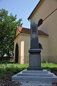 Droužkovice – památník mezi zvonicí a kostelem