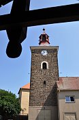 Droužkovice – zvonice, v úrovni hodin patrné zazděné střílny