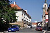 Nymburk – ulice Na Fortně, vlevo místo hradu