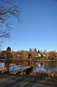Mnichovice – pohled k místu tvrze přes rybník