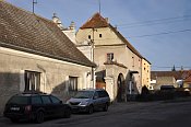 Mirovice – v popředí budova s renesančním štítem