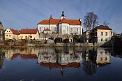 Mirovice – kostel sv. Klimenta přes řeku Skalici