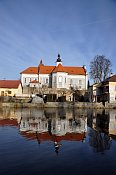 Mirovice – kostel sv. Klimenta přes řeku Skalici