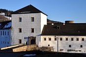Kolštejn – Branná – zámek, v pozadí věž hradu