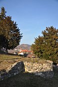 Libčeves – výhled od zámku na kostel v obci a Kamýk