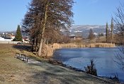 Velké Svatoňovice – pohled od jihu přes rybník Podháj