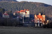 Valeč – zámek a kostel od JZ