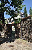 Odry – ohradní zeď v ul. Kostelní, v pozadí obchodní dům na místě zámku