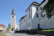 Hustopeče nad Bečvou – kostel a severní strana zámku