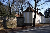 Liteň – ohradní zeď zámeckého areálu