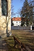 Liteň – zámek od kostela