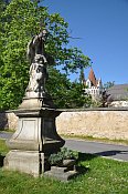 Herlec  socha sv. Jana Nepomuckho ped zmkem