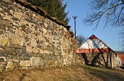 Kravae  hradby u kostela