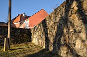 Kravae  hradby u kostela