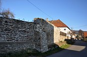 Louňovice pod Blaníkem – klášterní zeď